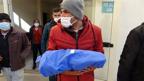 A­n­t­a­l­y­a­­d­a­ ­k­a­r­n­ı­n­d­a­ ­ö­l­e­n­ ­b­e­b­e­ğ­i­n­i­n­ ­m­e­z­a­r­ı­n­a­ ­g­e­l­i­p­,­ ­g­ö­z­y­a­ş­ı­ ­d­ö­k­t­ü­